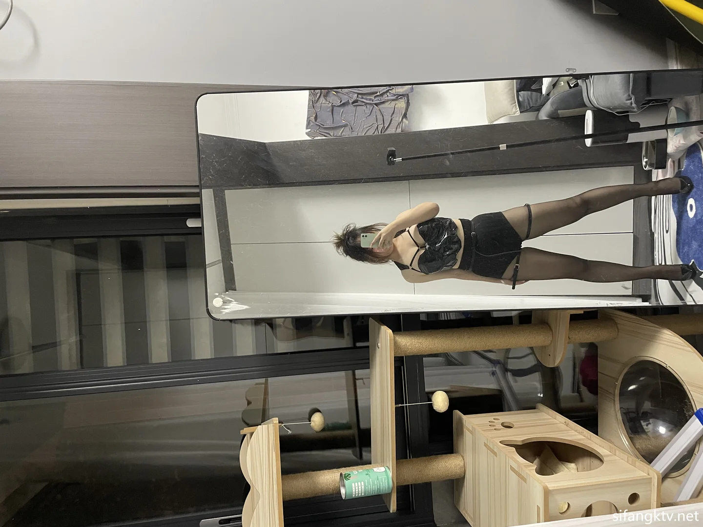 葱油饼er - No.22 黑丝漆皮 [22P-101.4MB]