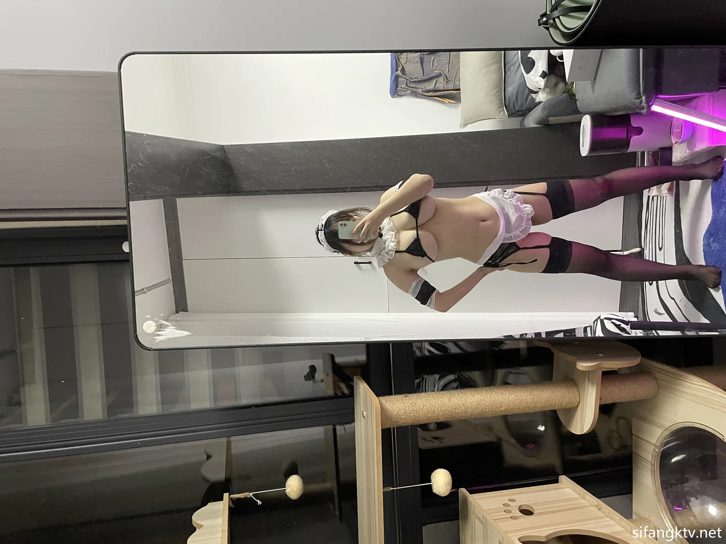 葱油饼er - No.25 黑白女仆吊带 [22P-79.1MB]