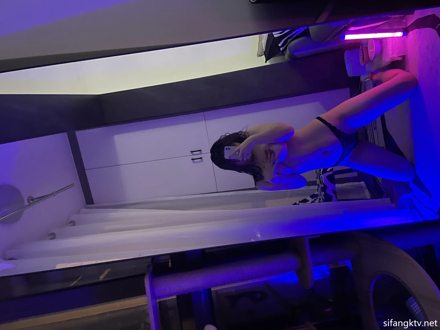 葱油饼er - No.30 红蓝氛围光 [16P-55.5MB]