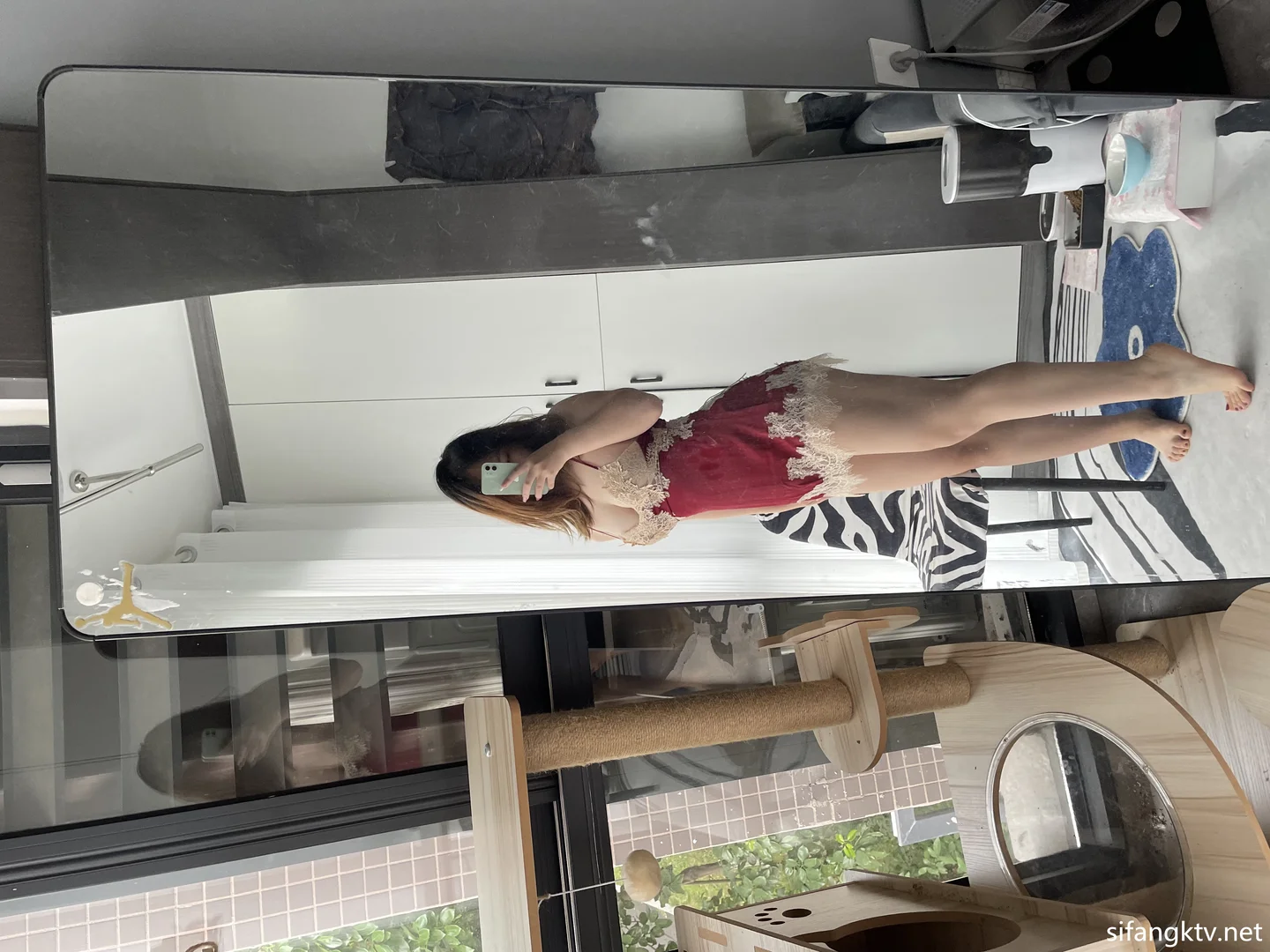 葱油饼er - No.4 红睡衣 [11P-64.2MB]