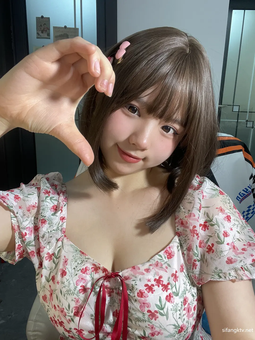 葱油饼er - No.41 碎花裙 [18P-71.6MB]