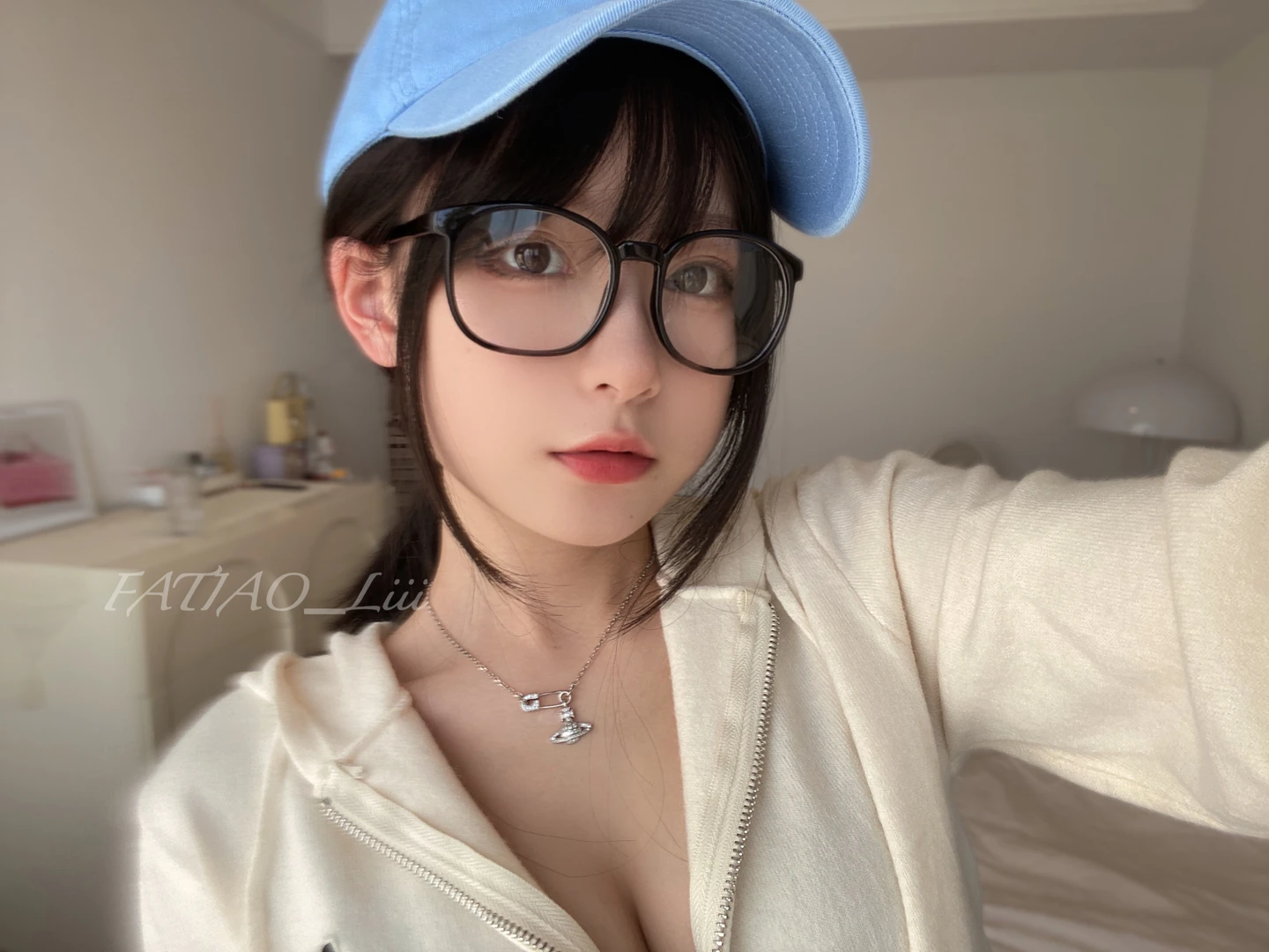 91tutu.cc@2022-10-13 中に何色の下着を着ているか当てましたか-010.webp