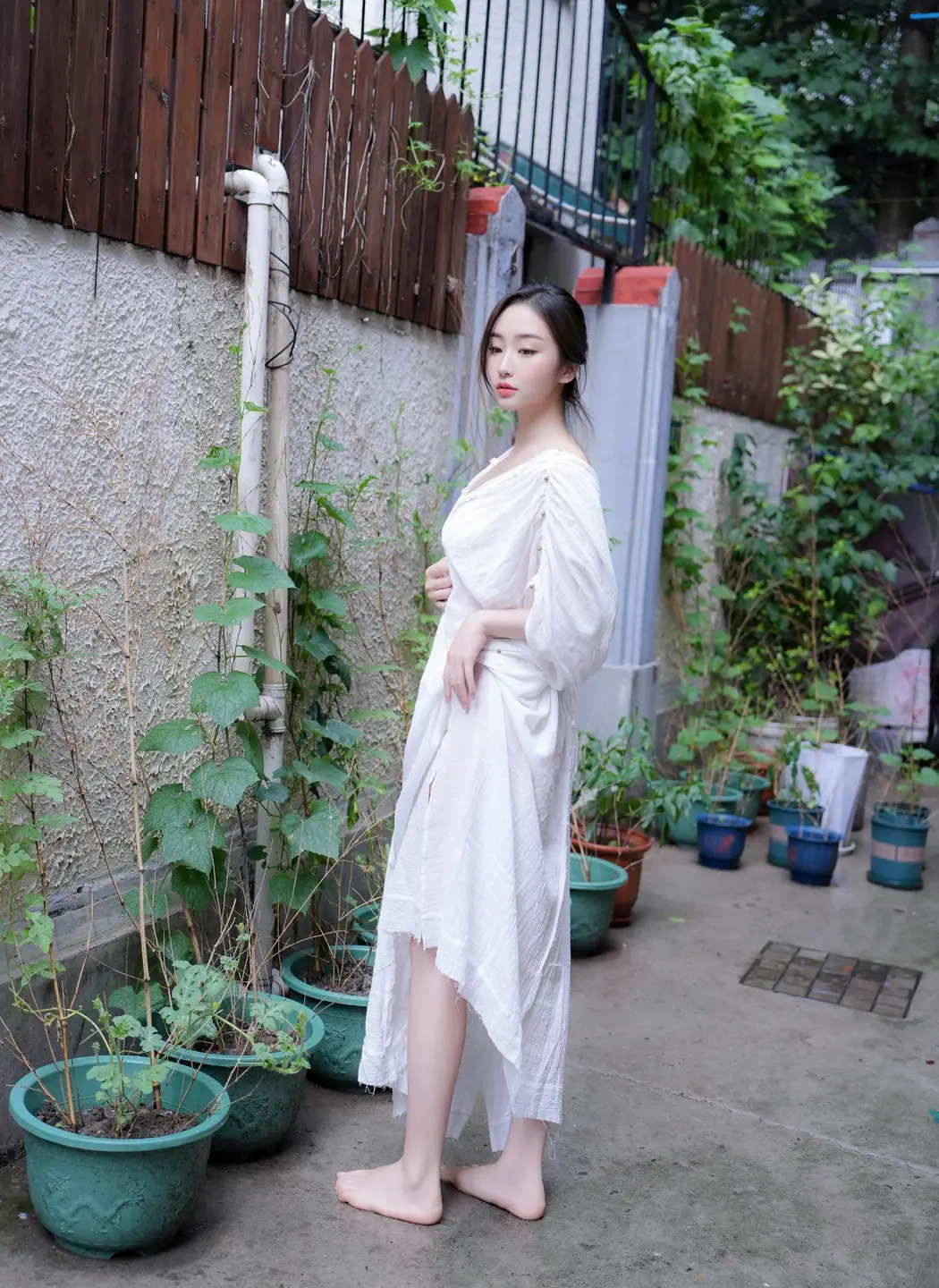 91tutu.cc@XR_Uncensored _楠芝_身着白色长裙的美女画家_XiuRen秀人网_10603_内购私拍_2025_07_31-002.webp