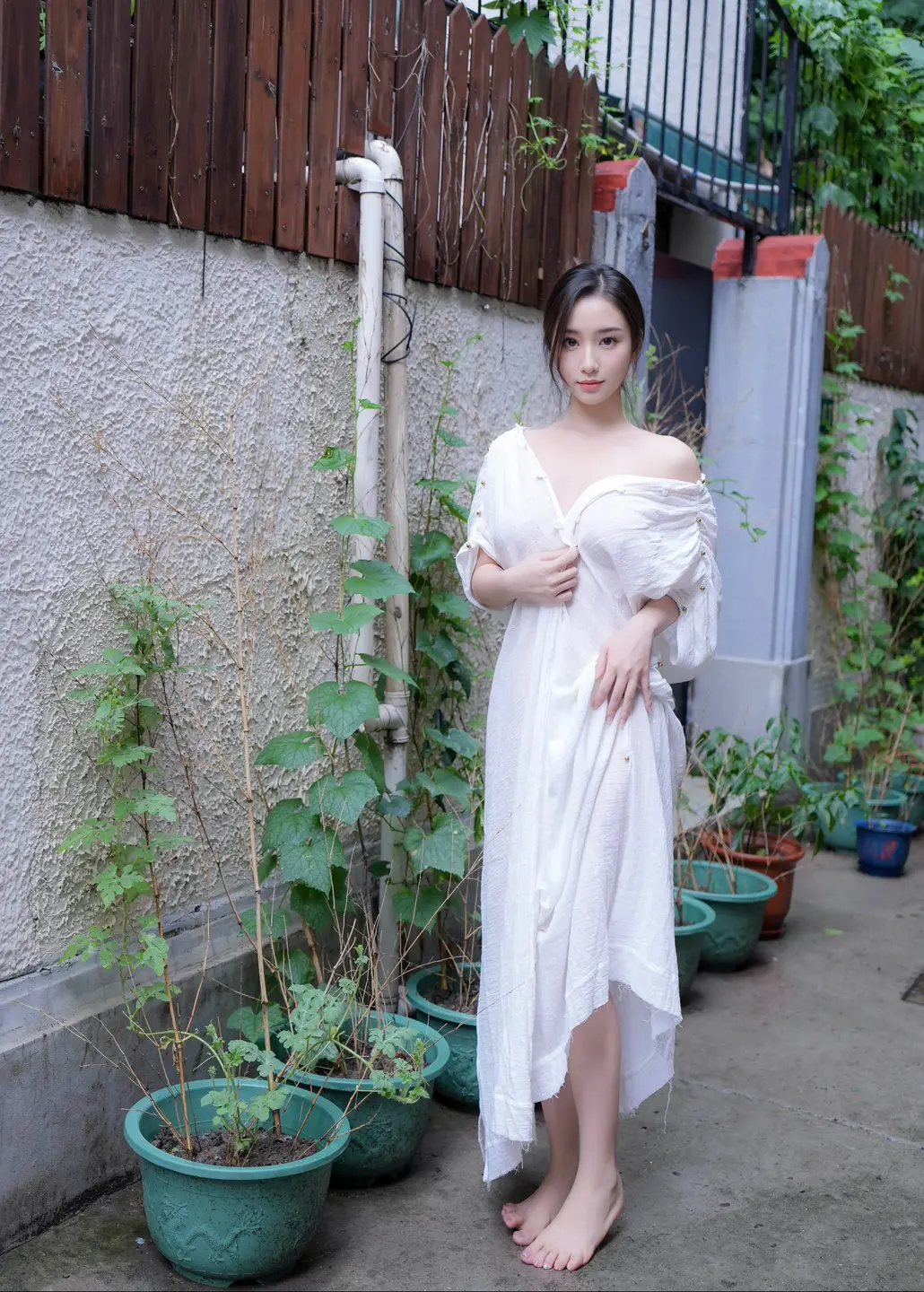 91tutu.cc@XR_Uncensored _楠芝_身着白色长裙的美女画家_XiuRen秀人网_10603_内购私拍_2025_07_31-003.webp