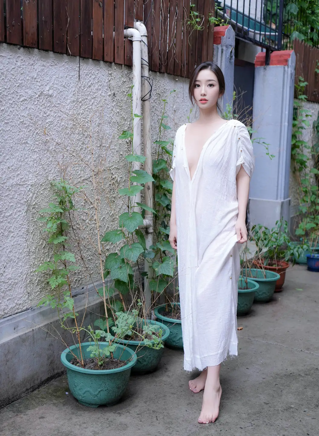 91tutu.cc@XR_Uncensored _楠芝_身着白色长裙的美女画家_XiuRen秀人网_10603_内购私拍_2025_07_31-004.webp