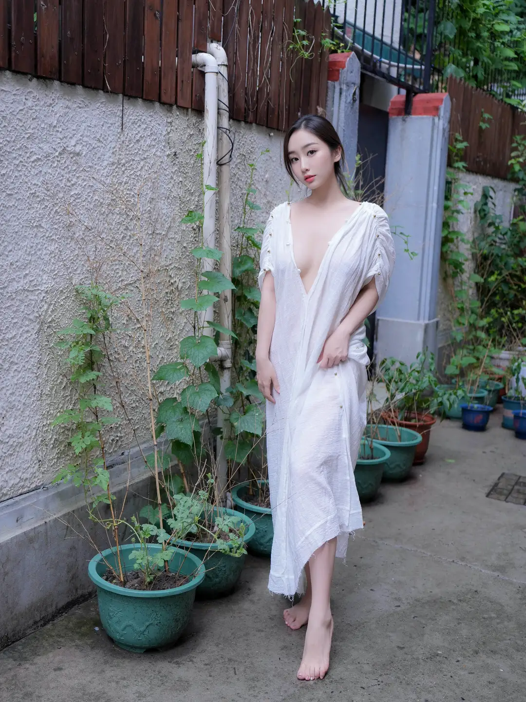 91tutu.cc@XR_Uncensored _楠芝_身着白色长裙的美女画家_XiuRen秀人网_10603_内购私拍_2025_07_31-005.webp