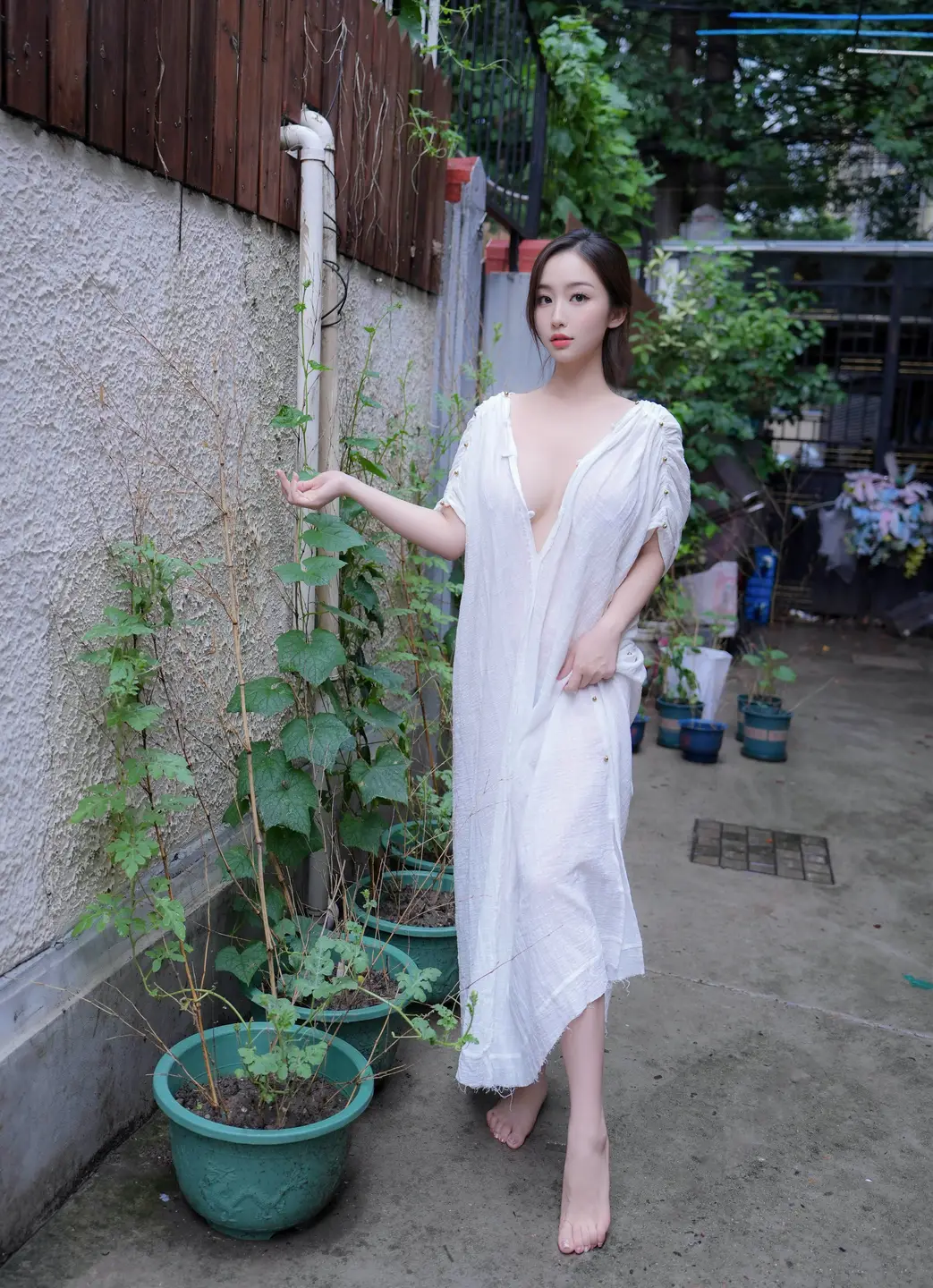 91tutu.cc@XR_Uncensored _楠芝_身着白色长裙的美女画家_XiuRen秀人网_10603_内购私拍_2025_07_31-006.webp