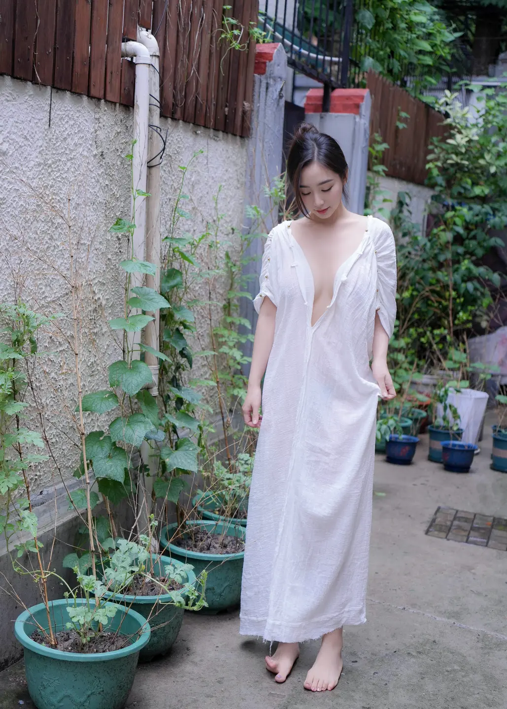 91tutu.cc@XR_Uncensored _楠芝_身着白色长裙的美女画家_XiuRen秀人网_10603_内购私拍_2025_07_31-007.webp