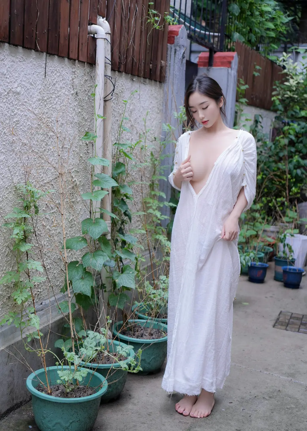 91tutu.cc@XR_Uncensored _楠芝_身着白色长裙的美女画家_XiuRen秀人网_10603_内购私拍_2025_07_31-008.webp