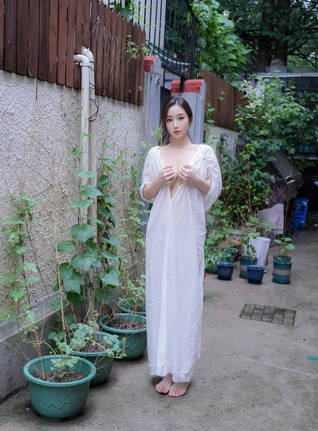 91tutu.cc@XR_Uncensored _楠芝_身着白色长裙的美女画家_XiuRen秀人网_10603_内购私拍_2025_07_31-009.webp