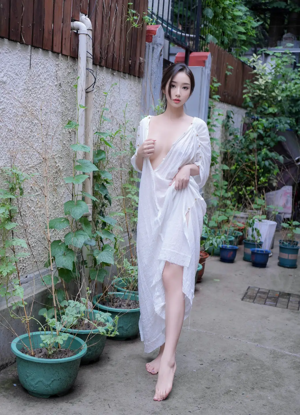 91tutu.cc@XR_Uncensored _楠芝_身着白色长裙的美女画家_XiuRen秀人网_10603_内购私拍_2025_07_31-010.webp