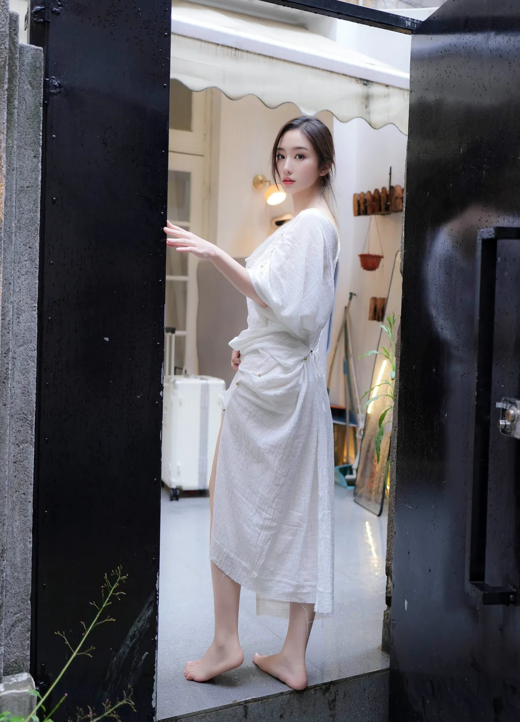 91tutu.cc@XR_Uncensored _楠芝_身着白色长裙的美女画家_XiuRen秀人网_10603_内购私拍_2025_07_31-016.webp