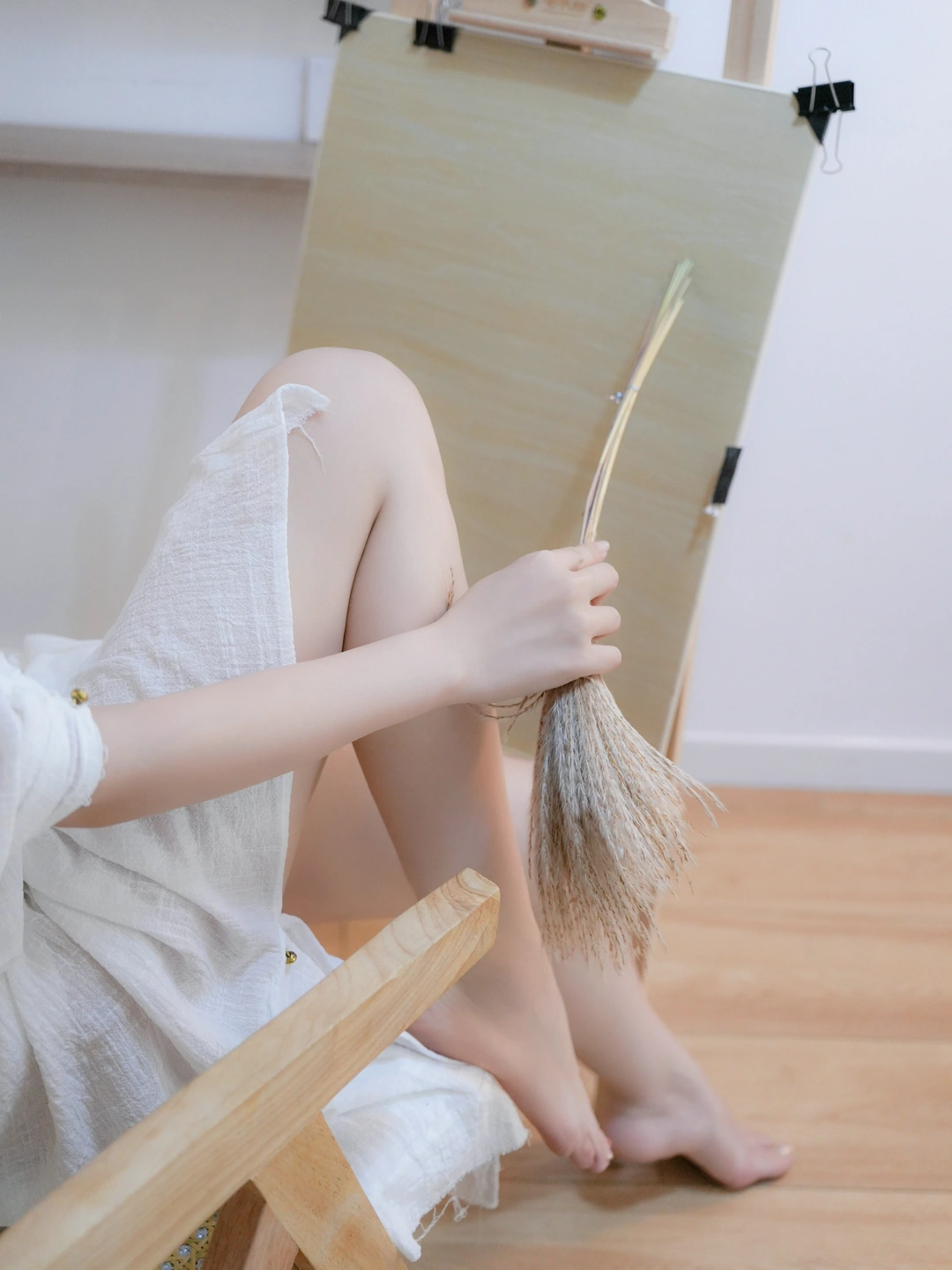 91tutu.cc@XR_Uncensored _楠芝_身着白色长裙的美女画家_XiuRen秀人网_10603_内购私拍_2025_07_31-031.webp